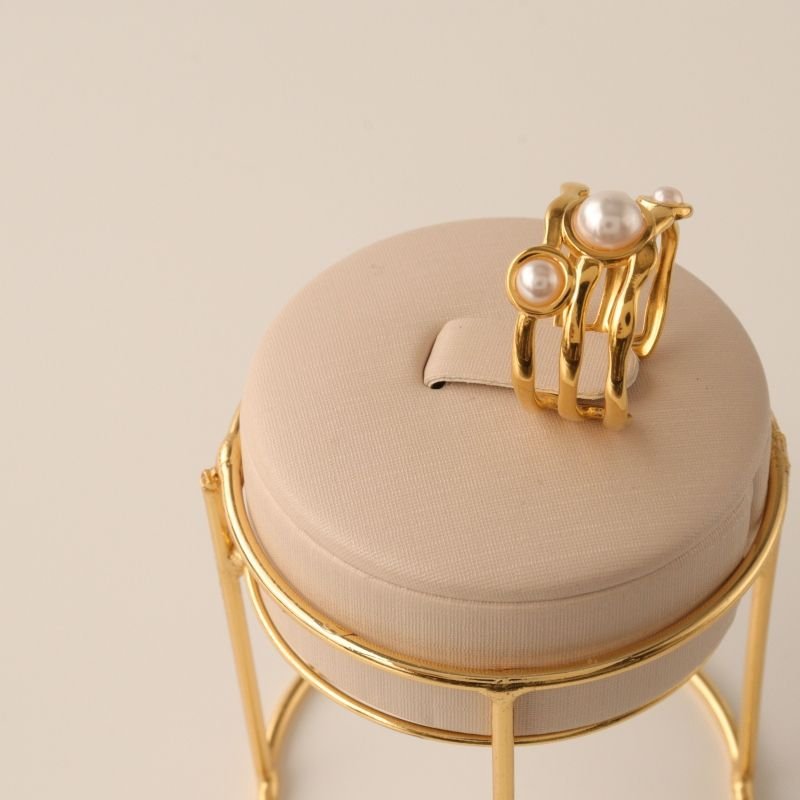 Anel em Pérola Levemente Regulável em Aço Inox