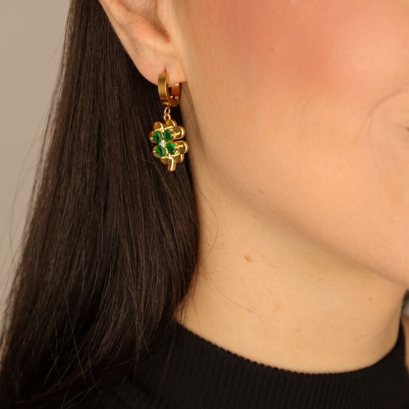 Argola Trevo com Pedra Verde em Aço Inox (Linha Premium)