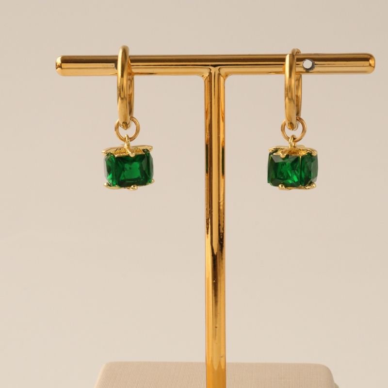 Argolinha com Detalhe em Pedra verde em Aço Inox (Pingente Metálico)