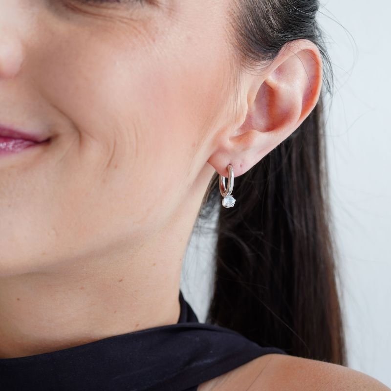 Argolinha Delicada com Ponto de Luz em Aço Inox