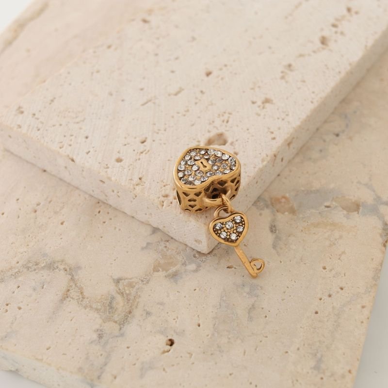 Berloque em Aço Inox Coração Chave Cravejado