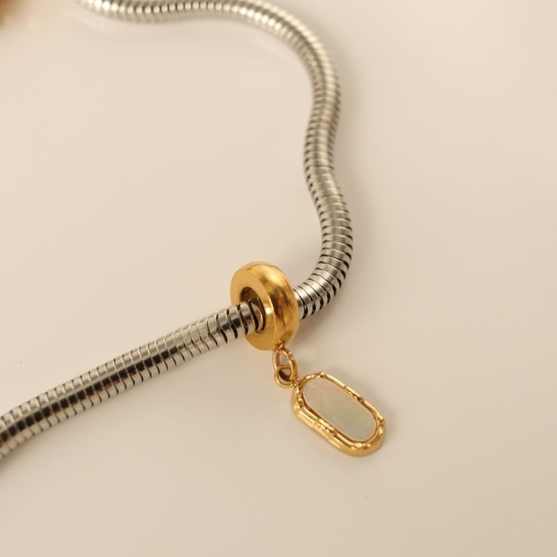 Berloque em Aço Inox Pedra Branca Minimalista