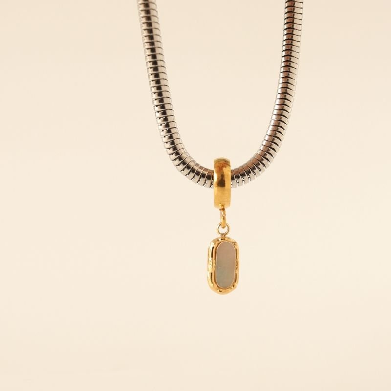 Berloque em Aço Inox Pedra Branca Minimalista