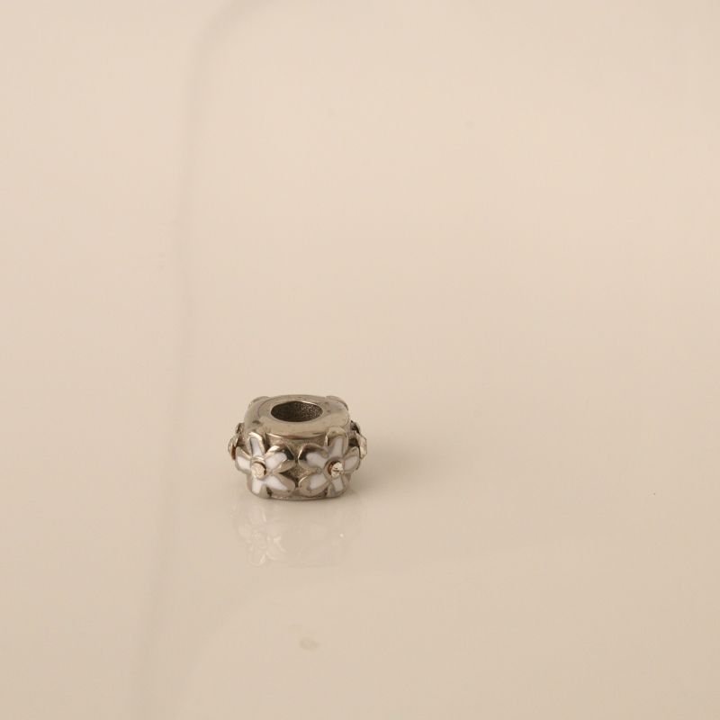 Berloque em Aço Inox Separador Flor Branco