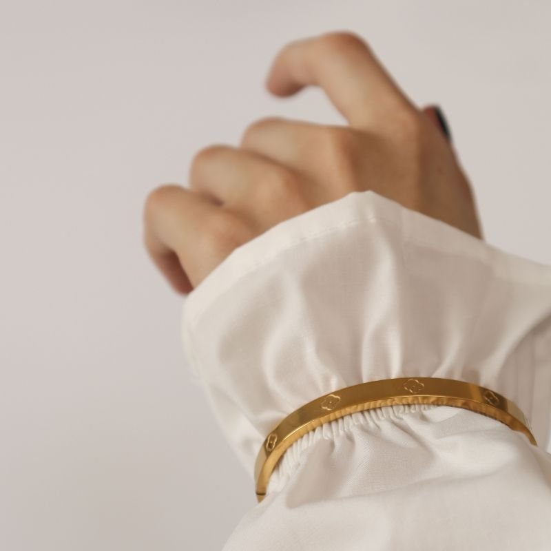 Bracelete Moderno com Detalhes em Trevo em Aço Inox