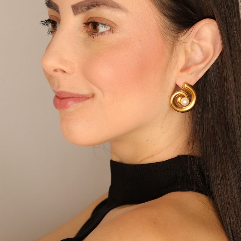 Brinco Caracol com Pérola (Linha Premium)