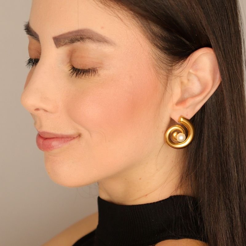 Brinco Caracol com Pérola (Linha Premium)