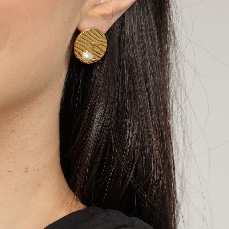 Brinco com Detalhe Pérola em Aço Inox (Linha Premium)