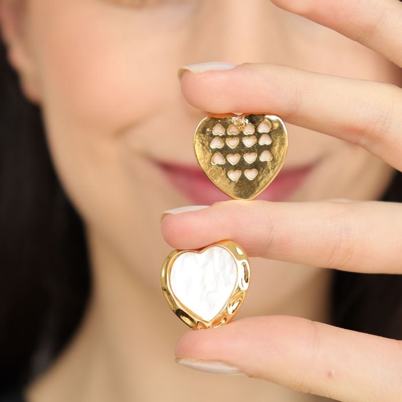 Brinco Coração Branco em Aço Inox