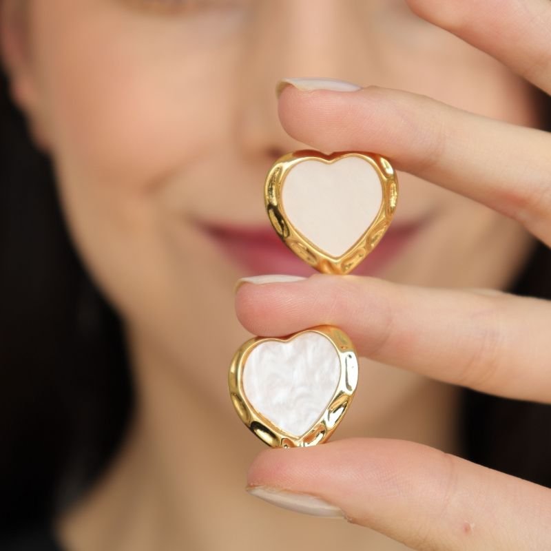 Brinco Coração Branco em Aço Inox