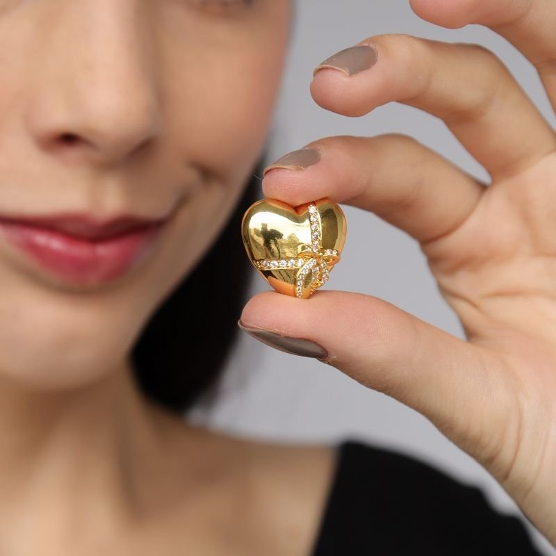 Brinco Coração com Laço Cravejado em Aço Inox