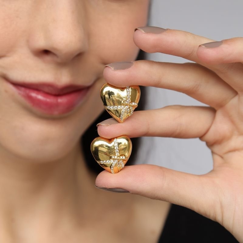 Brinco Coração com Laço Cravejado em Aço Inox