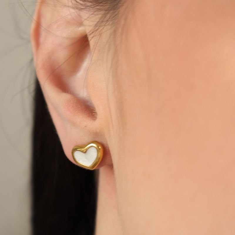 Brinco Coração Pequeno Detalhe Branco em Aço Inox