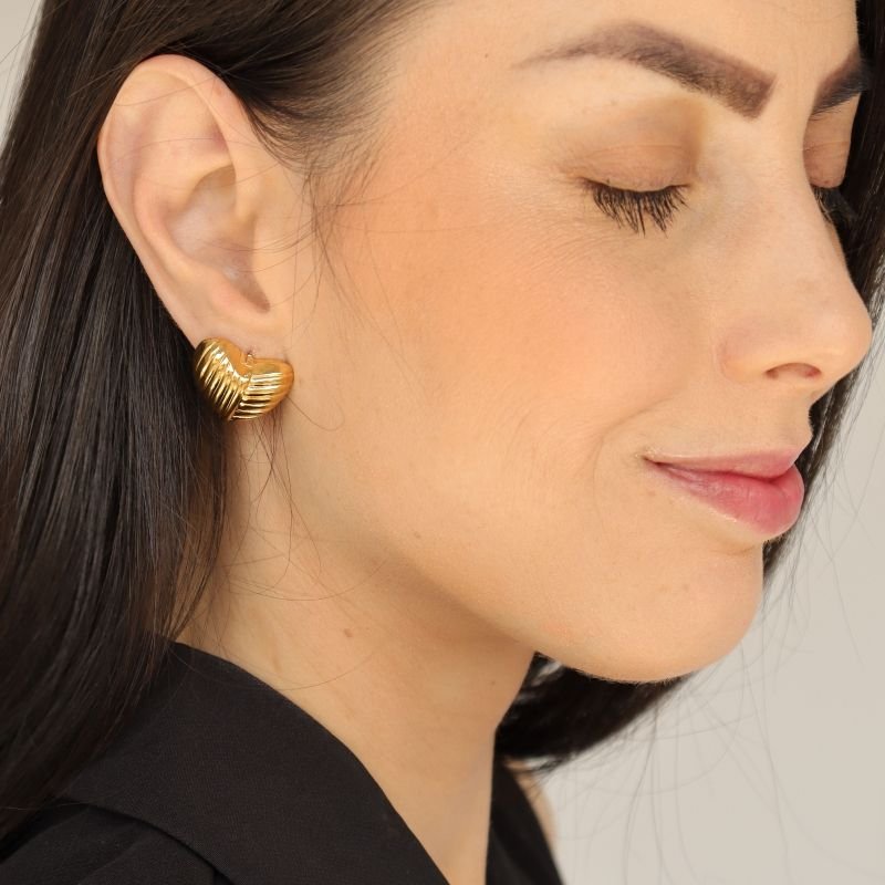 Brinco Coração Riscado em Aço Inox