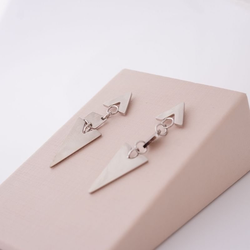 Brinco Geométrico Delicado em Aço Inox