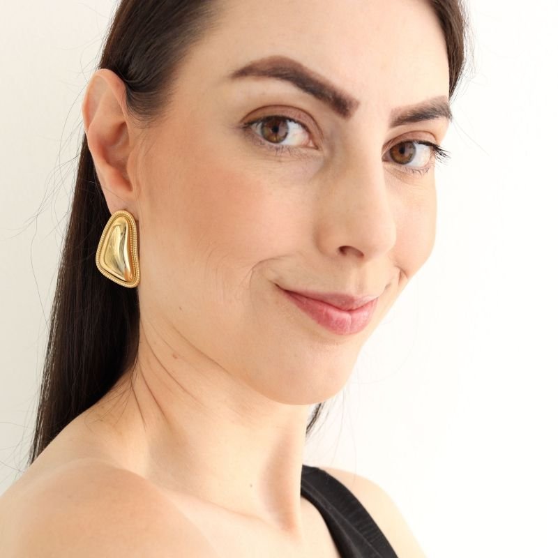 Brinco Moderno com Detalhe em Aço Inox (Linha Premium)