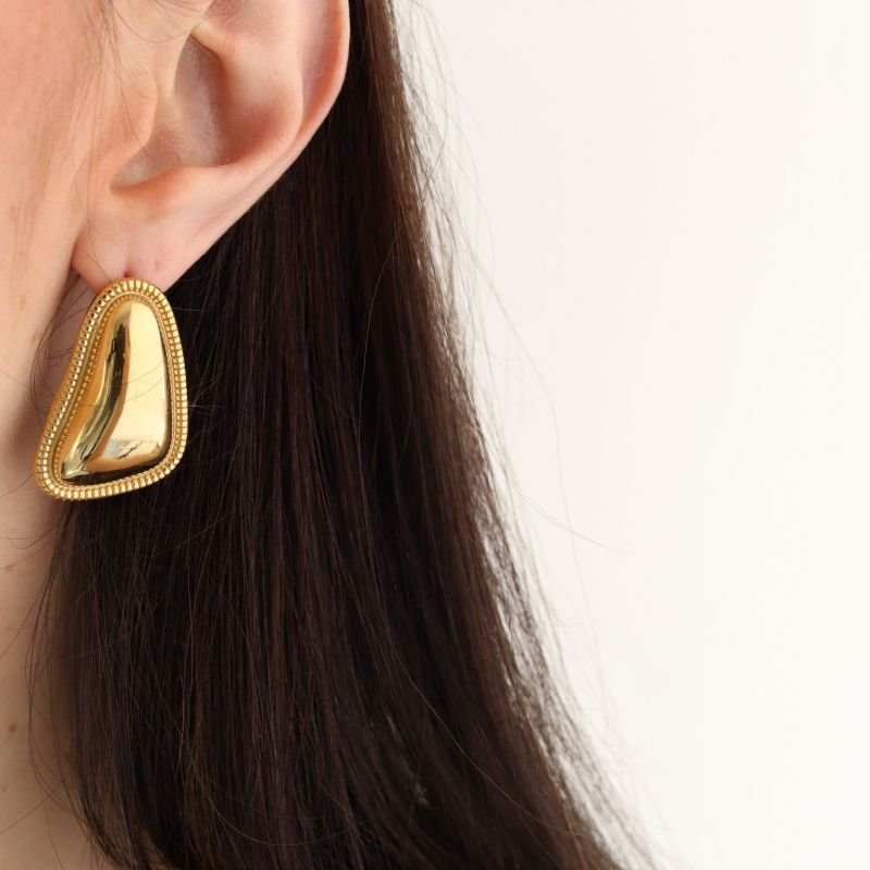 Brinco Moderno com Detalhe em Aço Inox (Linha Premium)