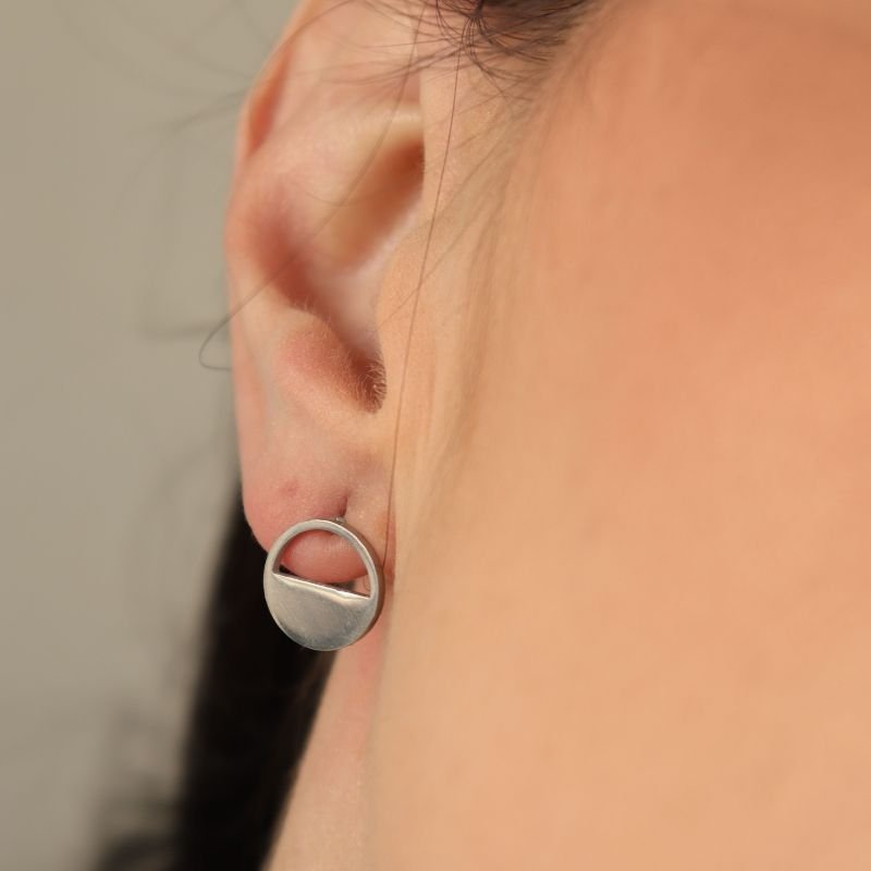 Brinco Moderno Pequeno em Aço Inox