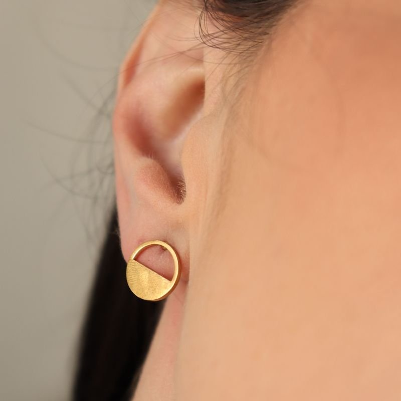 Brinco Moderno Pequeno em Aço Inox