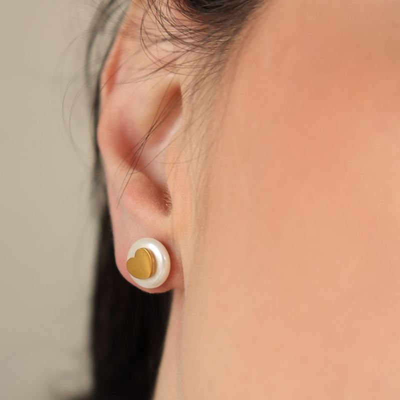 Brinco Pequeno Coração Pérola em Aço Inox