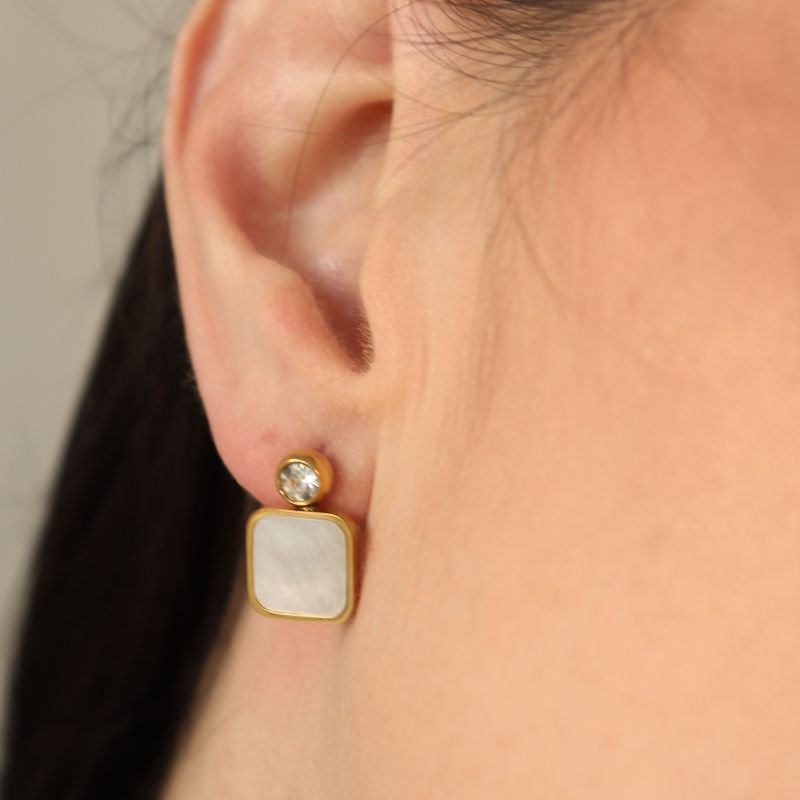 Brinco Pequeno Moderno em Aço Inox