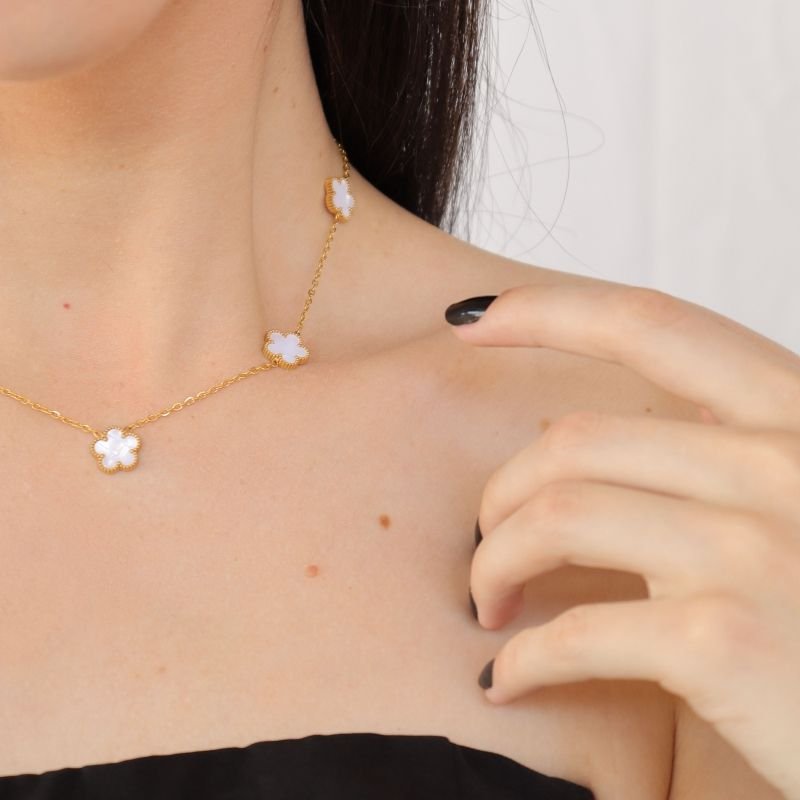 Choker Trevo Branco com Detalhes em Aço Inox