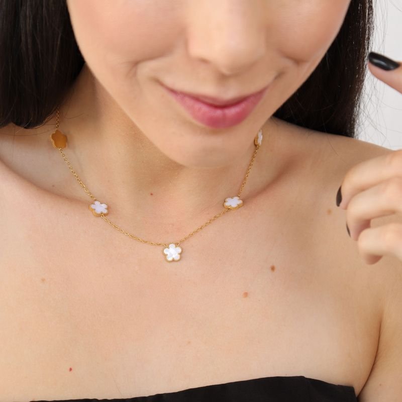 Choker Trevo Branco com Detalhes em Aço Inox