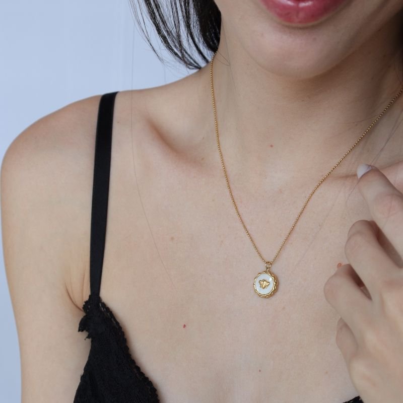 Colar Abelha Moderno em Aço Inox