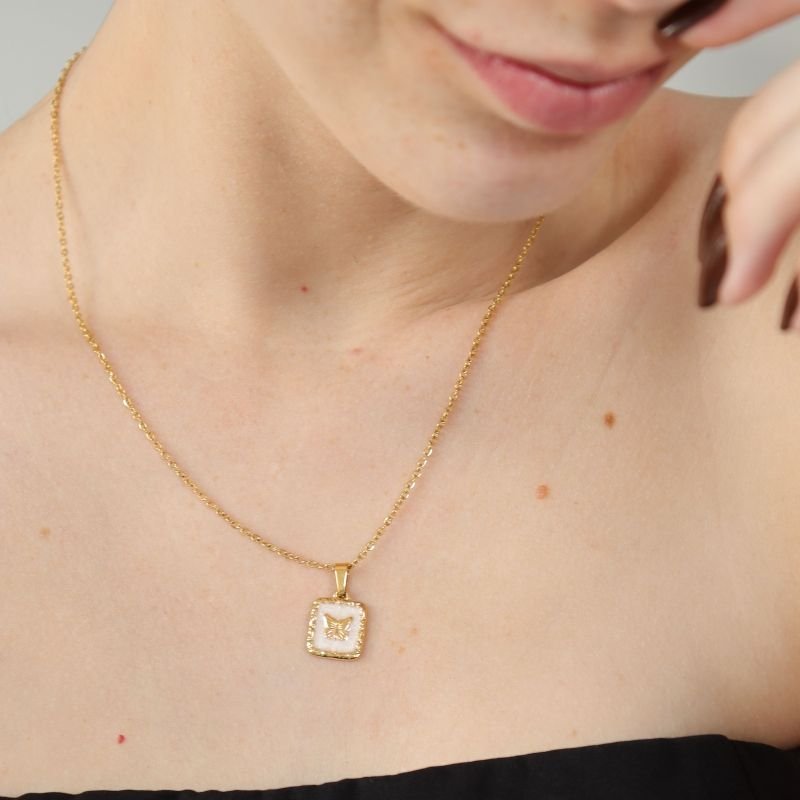 Colar Borboleta com Detalhe em Aço Inox