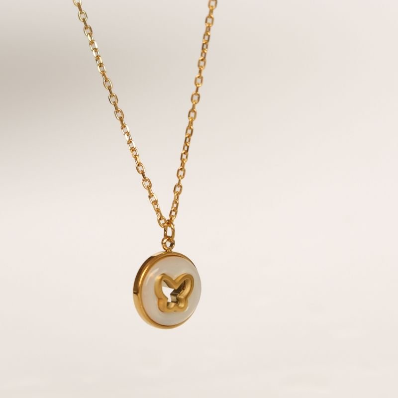 Colar Borboleta com Detalhe em Aço Inox