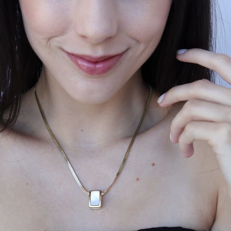 Colar com Detalhe Branco em Aço Inox (Linha Premium)