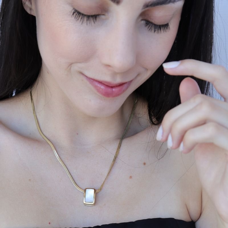 Colar com Detalhe Branco em Aço Inox (Linha Premium)