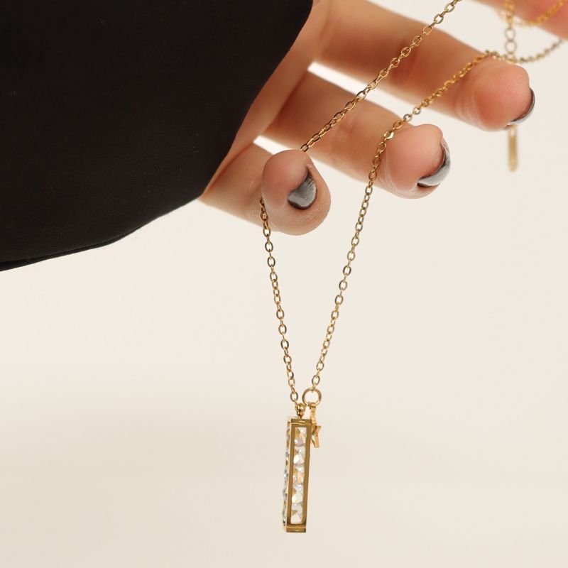 Colar com Detalhe de Pedrinhas – Corrente Aço Inox e Pingente Metálico (Linha Premium)