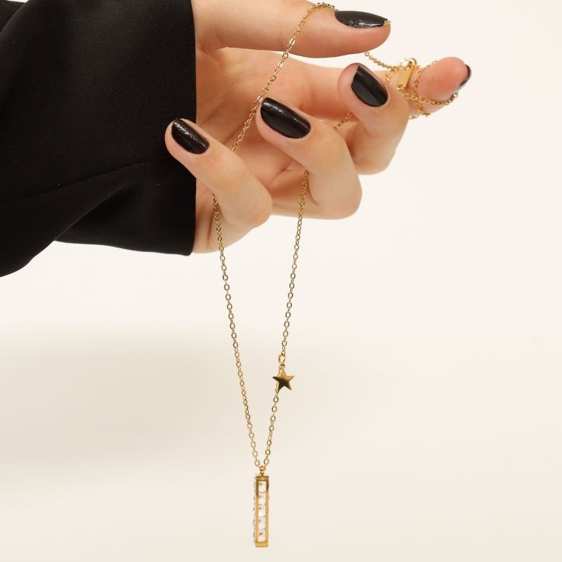 Colar com Detalhe de Pedrinhas – Corrente Aço Inox e Pingente Metálico (Linha Premium)