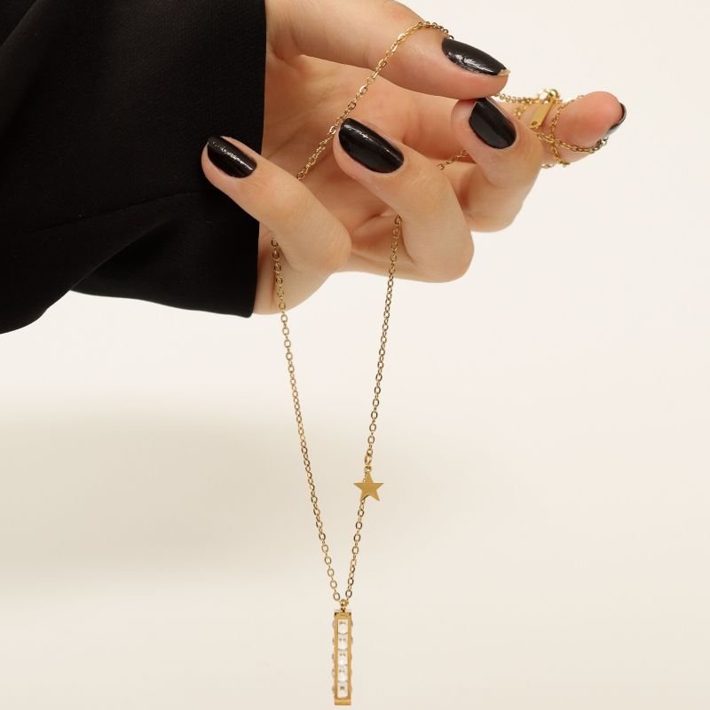 Colar com Detalhe de Pedrinhas – Corrente Aço Inox e Pingente Metálico (Linha Premium)