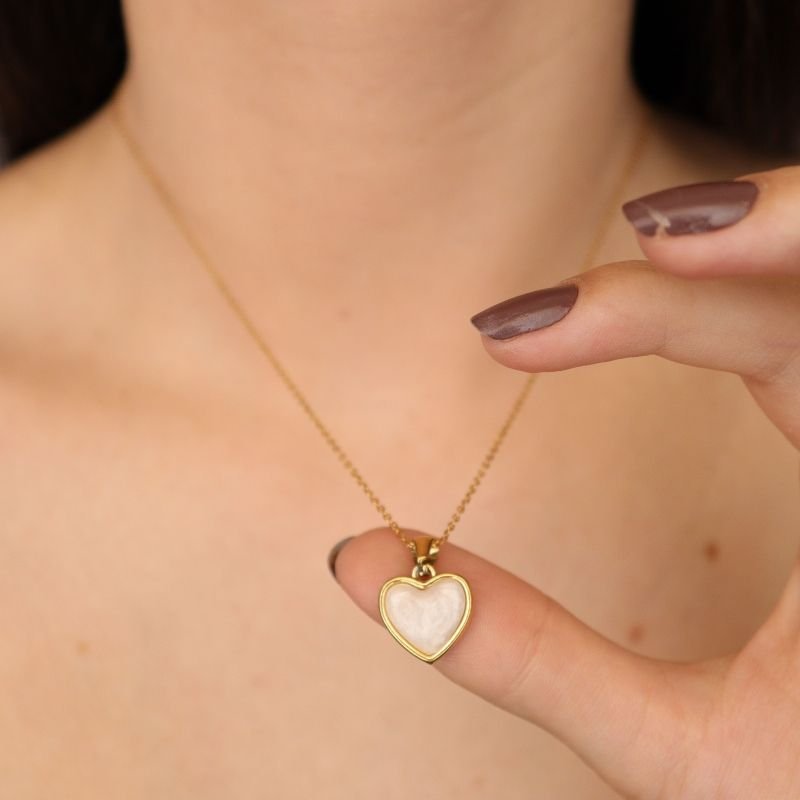 Colar Coração Branco – Corrente Aço Inox e Pingente Metálico (Linha Premium)