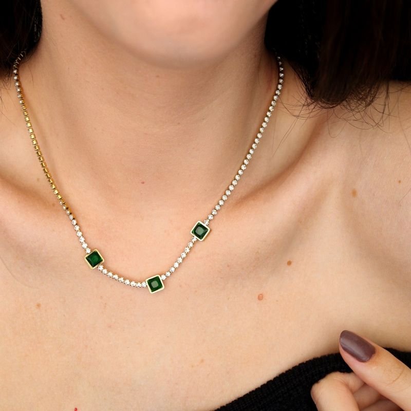 Colar Cravejado com Pedras Verdes em Aço Inox (Linha Premium)