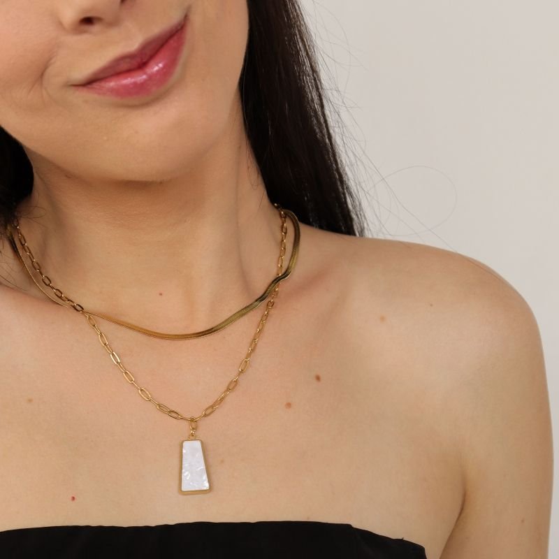 Colar Duplo com Detalhe Branco Moderno em Aço Inox