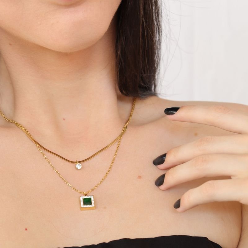 Colar Duplo com Pedrinha Verde Cravejada em Aço Inox