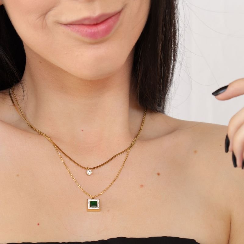 Colar Duplo com Pedrinha Verde Cravejada em Aço Inox