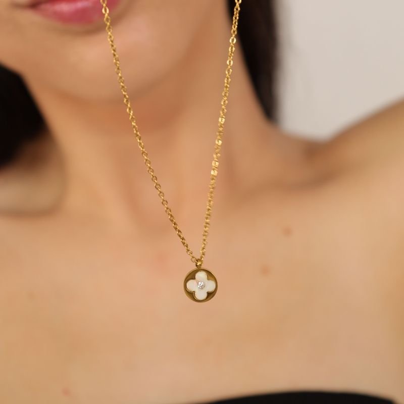 Colar Flor Delicada em Aço Inox