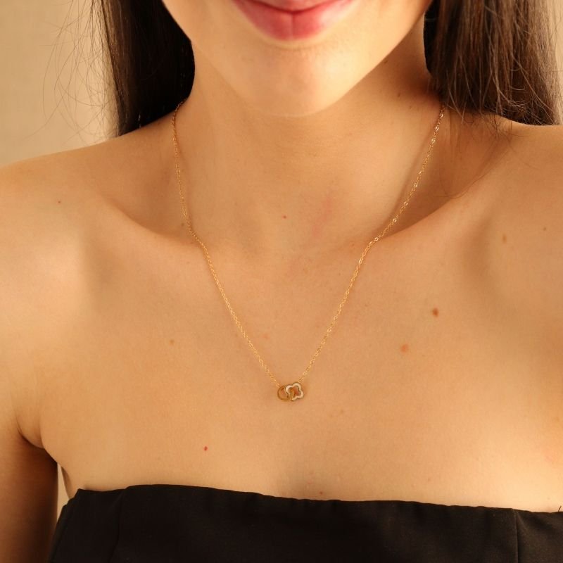 Colar Flor Resinada Branca com Detalhe em Aço Inox