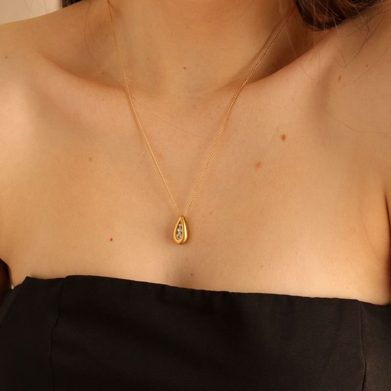 Colar Gota Delicado Pedrinhas em Aço Inox