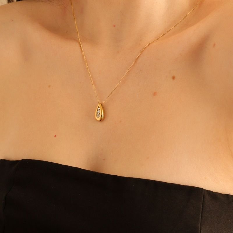 Colar Gota Delicado Pedrinhas em Aço Inox