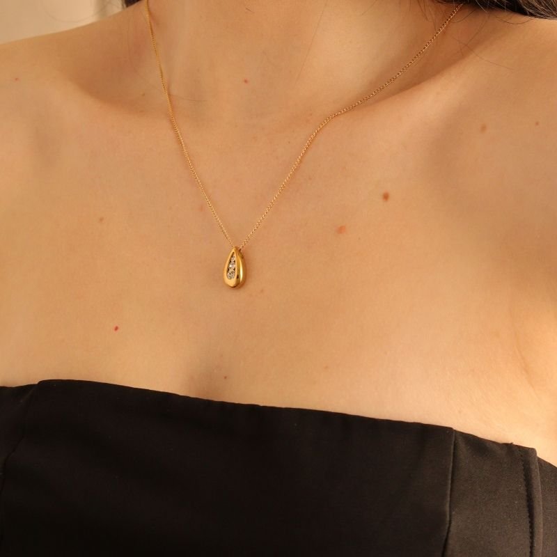 Colar Gota Delicado Pedrinhas em Aço Inox