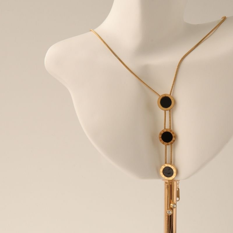 Colar Gravatinha com Números Romanos em Aço Inox (Linha Premium)