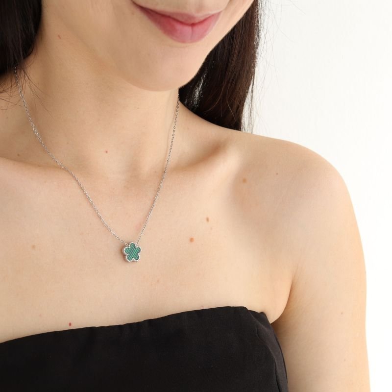 Colar Inspiração Van Cleef Verde com Detalhes em Aço Inox
