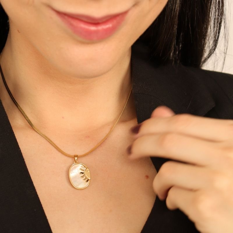 Colar Laminado com Pingente de Sol – Corrente Aço Inox e Pingente Metálico (Linha Premium)