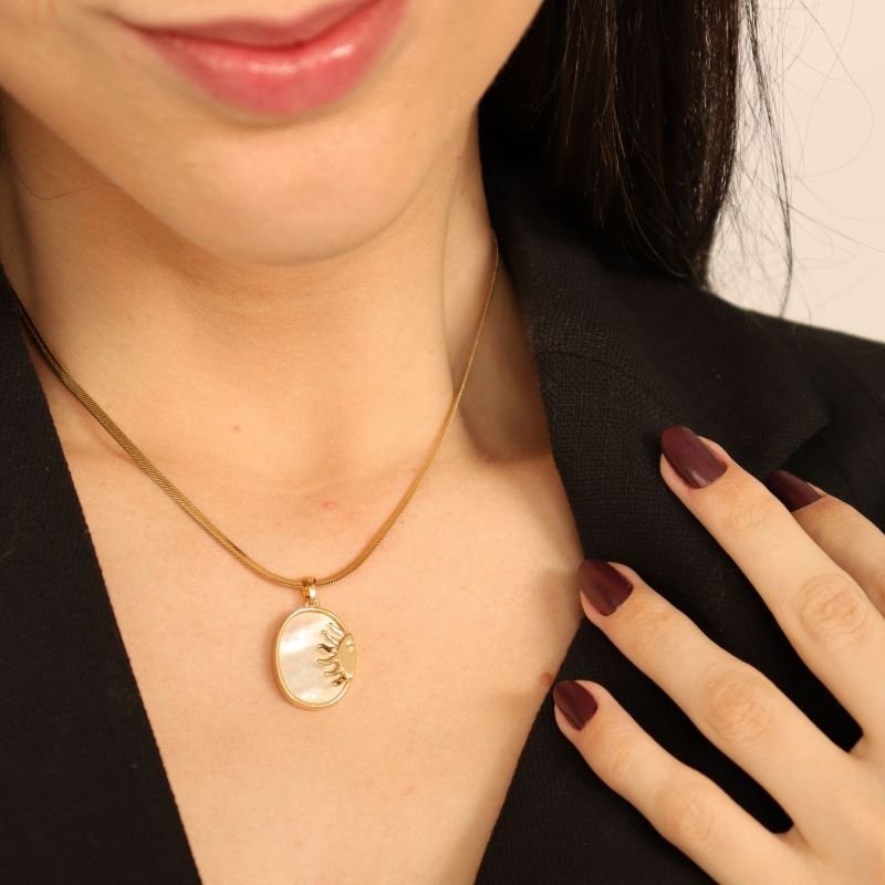 Colar Laminado com Pingente de Sol – Corrente Aço Inox e Pingente Metálico (Linha Premium)