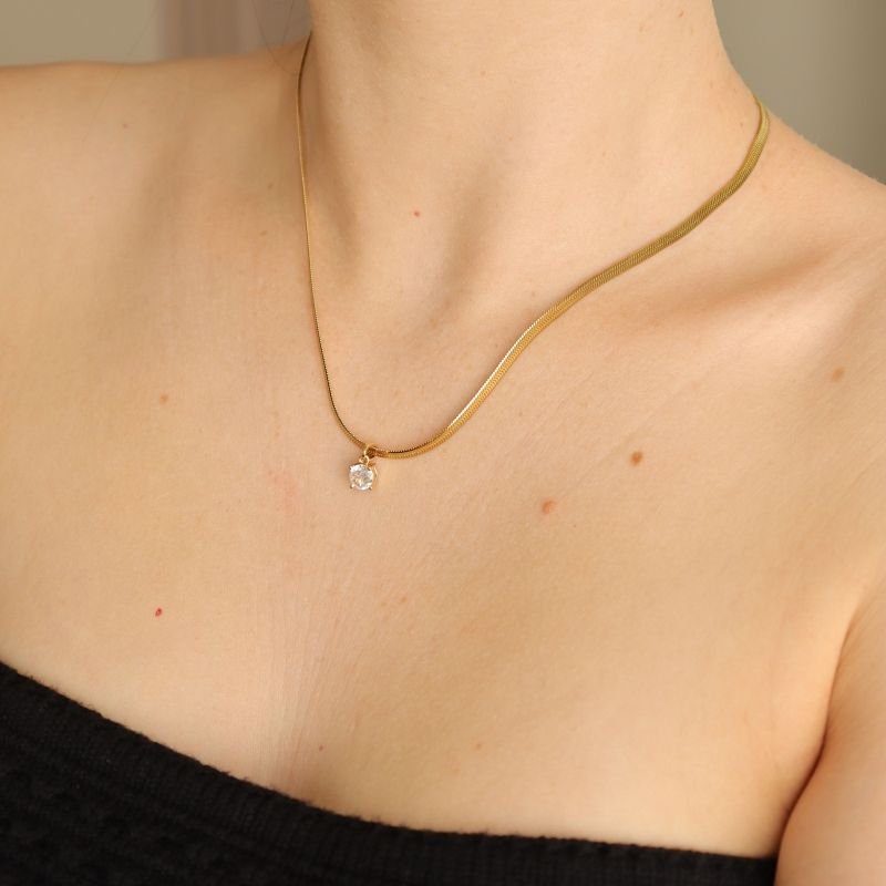 Colar Laminado com Ponto de Luz – Corrente Aço Inox e Pingente Metálico (Linha Premium)